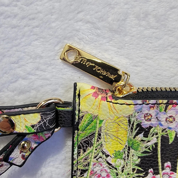 NWOT Betsey Johnson Black Floral Wristlet 8.5" X 5.5" Zip Close Gold Hardware - Picture 4 of 8